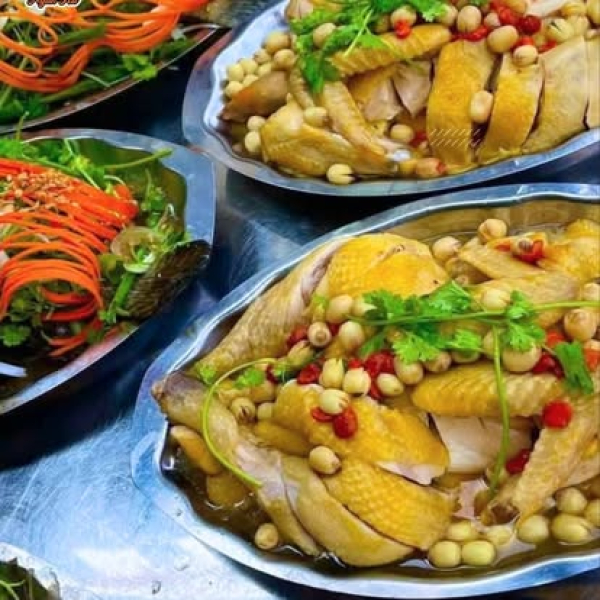 Gà thả vườn hấp hạt sen