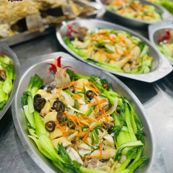 Gà thả vườn xào cải thìa