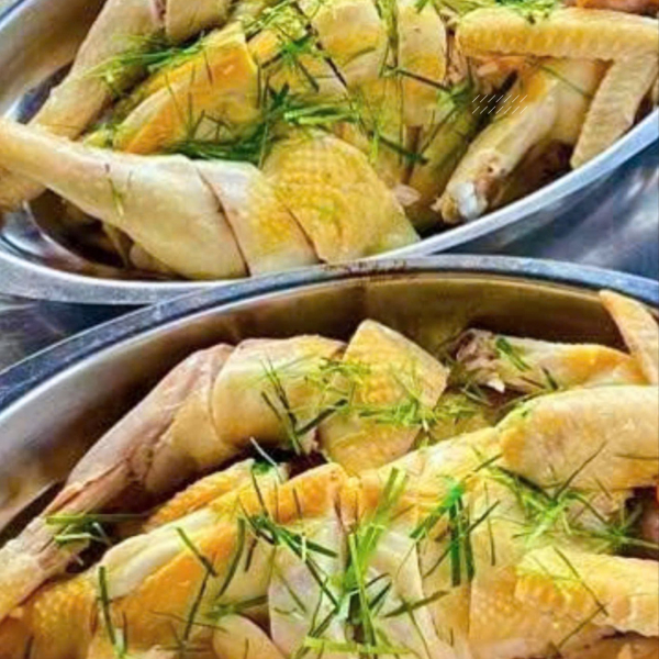 Gà thả vườn hấp lá chanh