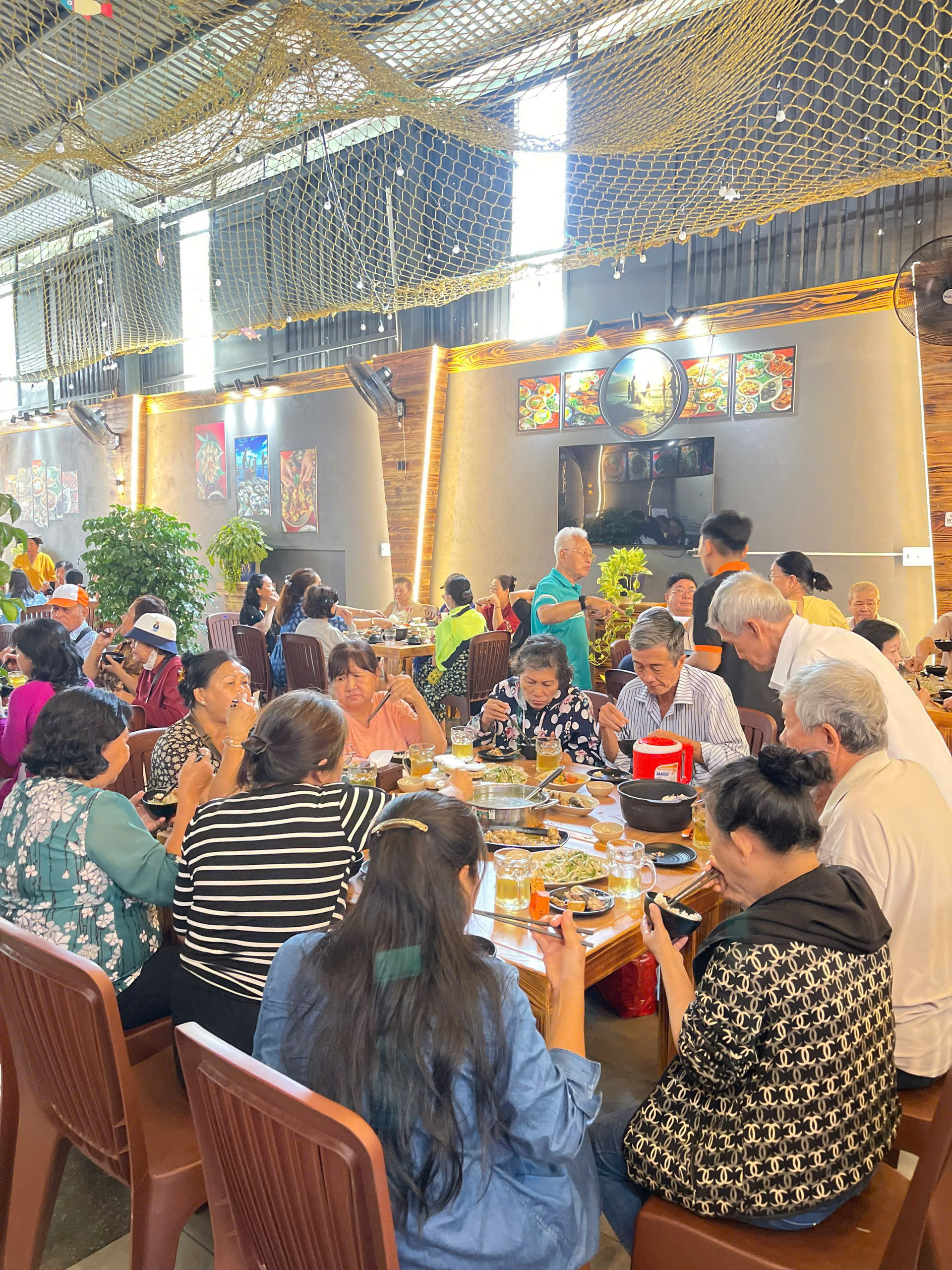 khách hàng cơm niêu nhà ngoại