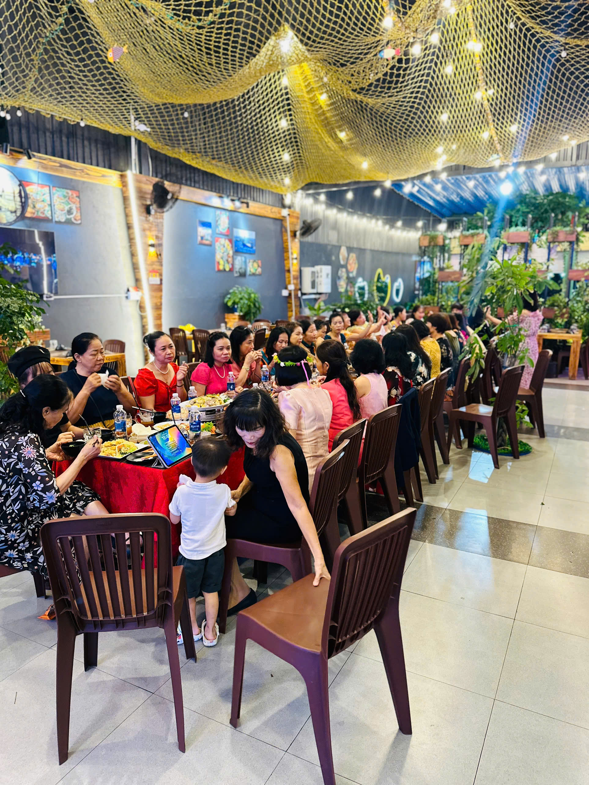 khách hàng cơm niêu nhà ngoại