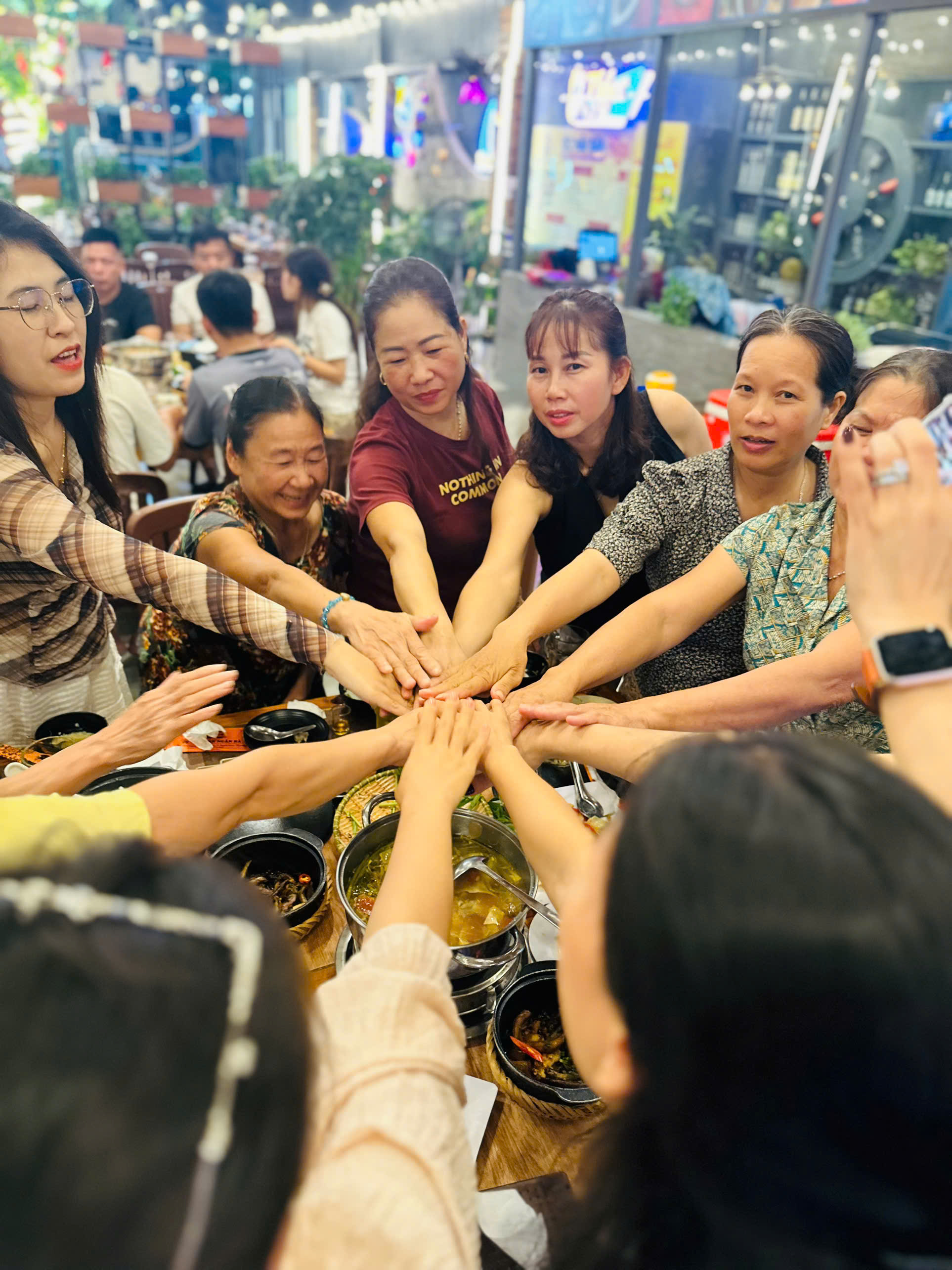 không gian vui vẻ tại cơm niêu nhà ngoại 